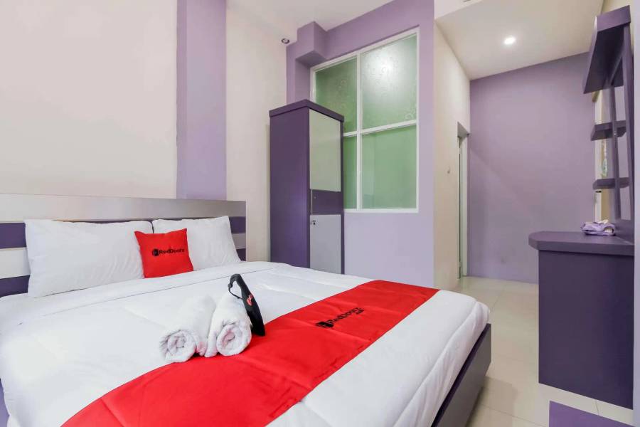 RedDoorz Plus near Stasiun Bekasi - Bedroom