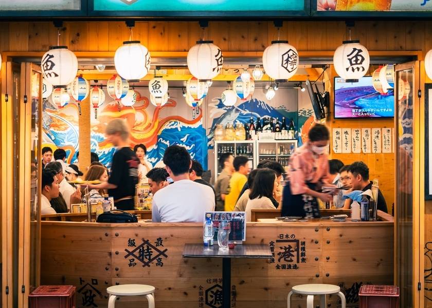 Không gian ấm cúng và rộn rã tiếng nói cười tại izakaya.