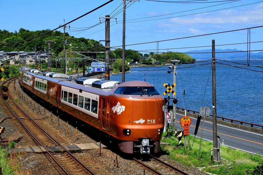 Xe buýt lướt qua bờ hồ Shinji trong một ngày nắng đẹp. 