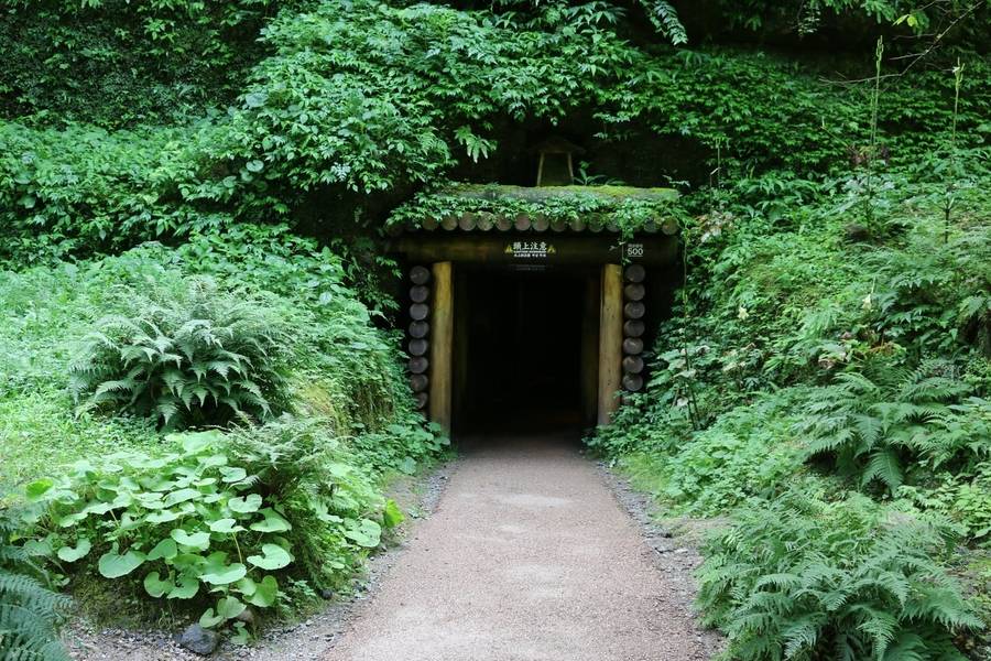 Lối vào mỏ bạc Iwami Ginzan. 