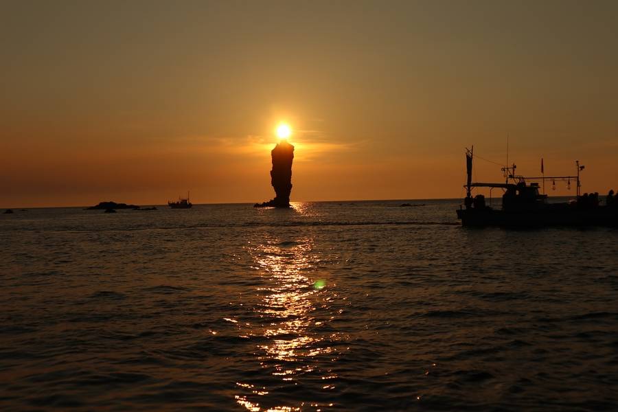 Mặt trời lặn trên đỉnh đá nhìn từ Đảo Nến (Rosoku-jima). 