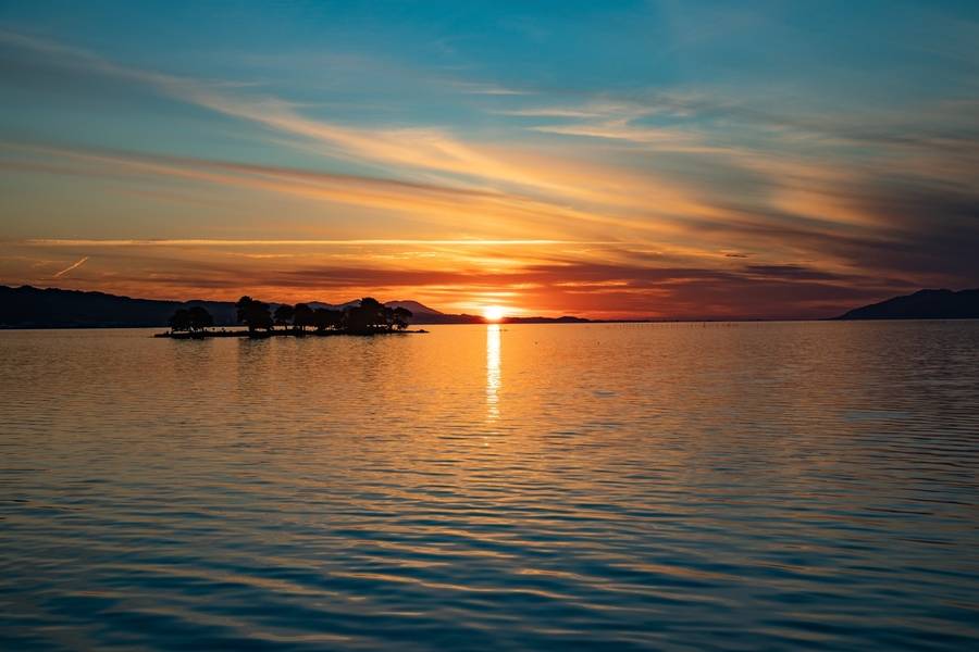 Hoàng hôn trên hồ Shinji.