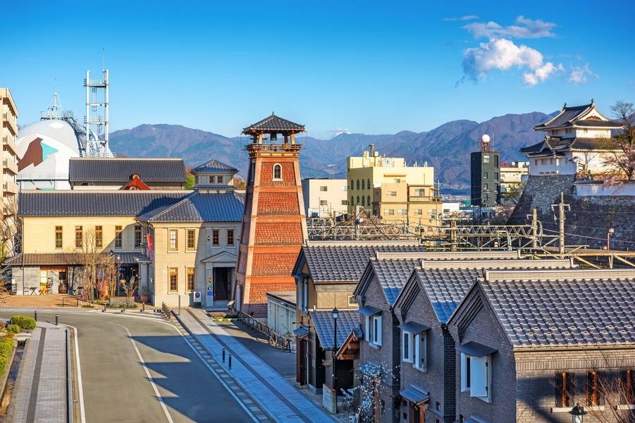 Thành phố Kofu được bao quanh bởi núi non. 