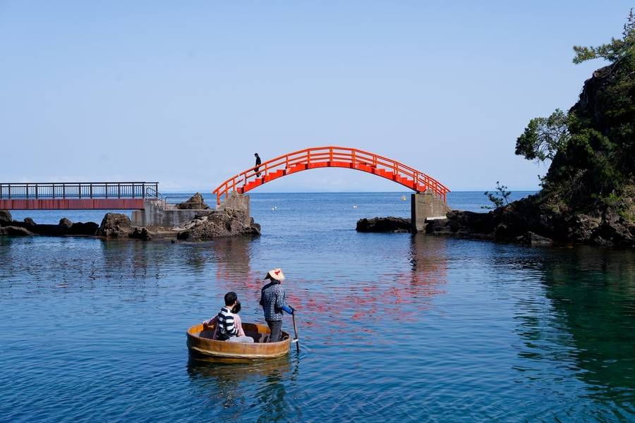 Trải nghiệm đi thuyền ngắm cảnh tại Sado. 