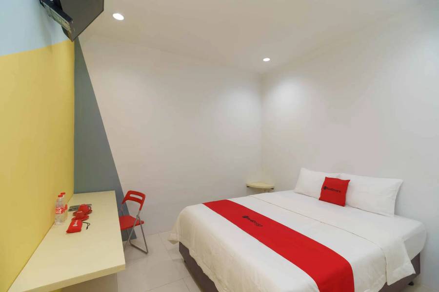 RedDoorz @ Taman Galaxy Bekasi - Bedroom