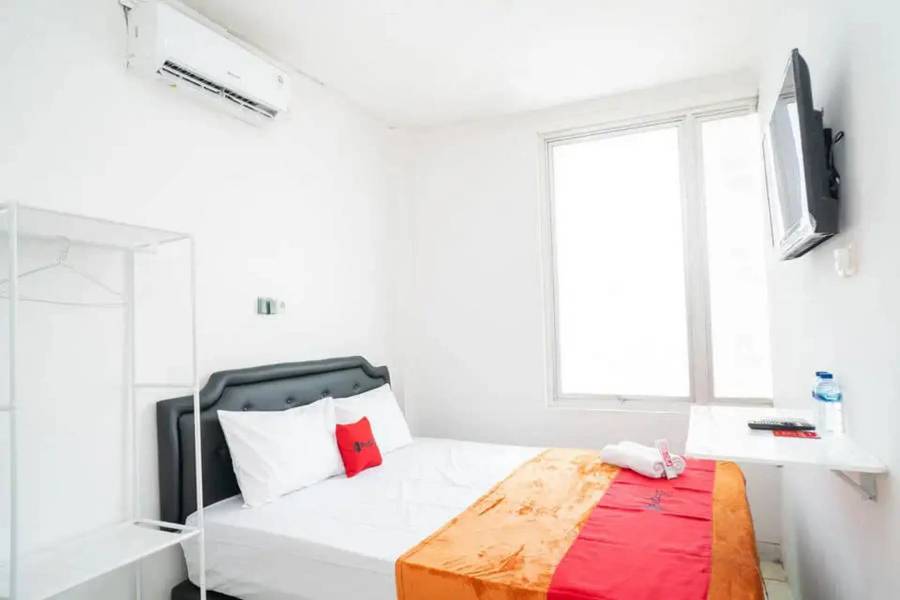 RedDoorz @ Aralia Harapan Indah - Bedroom