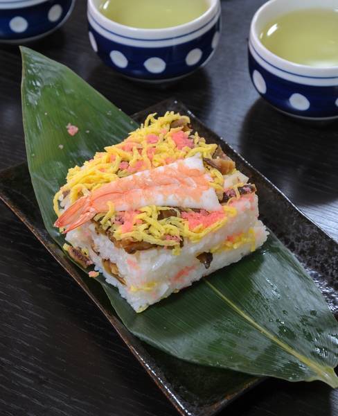 Món iwakuni sushi được bài trí vô cùng bắt mắt. 