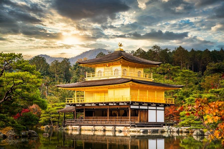 Chùa vàng Kinkaku với hai tầng trên cùng được dát vàng lá lộng lẫy. 
