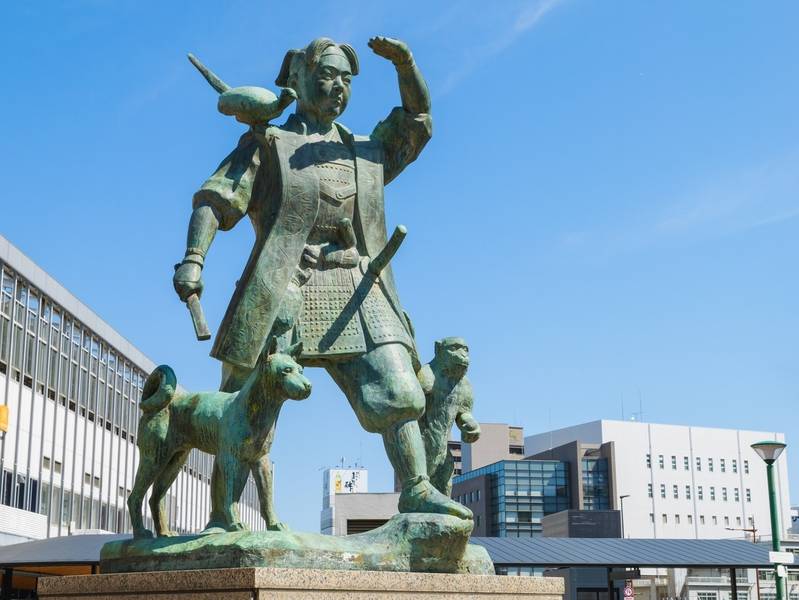 Cậu bé quả đào Momotaro là biểu tượng huyền thoại của Okayama