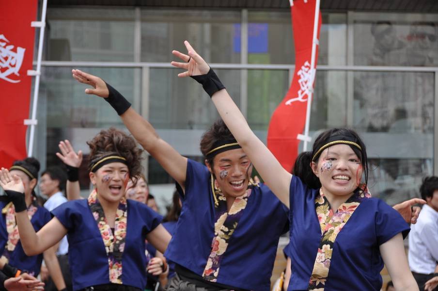 Người dân tham gia hóa trang và nhảy múa tại lễ hội Uraja Okayama.