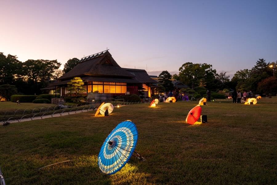 Vườn Korakuen lung linh về đêm vào lễ hội ngắm trăng. 