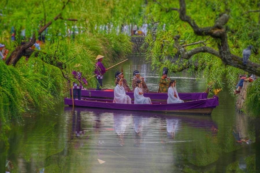 Ba nữ thần Sanjyojin diễu hành dọc kênh Kurashiki trong lễ hội mùa thu Kurashiki