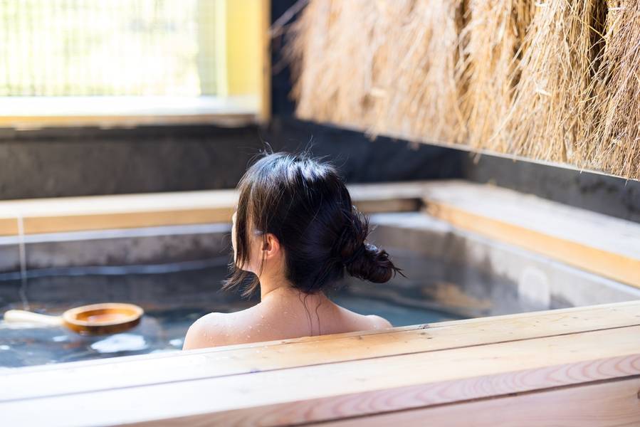 Du khách được trải nghiệm tắm onsen thư giãn tại các ryokan.
