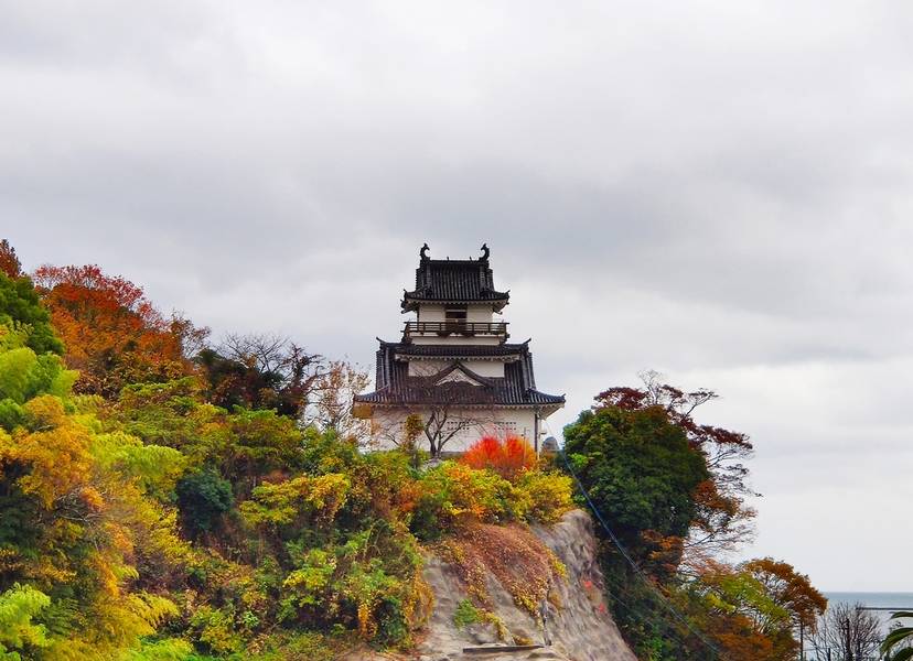 Vẻ đẹp cổ kính của lâu đài Kitsuki. 