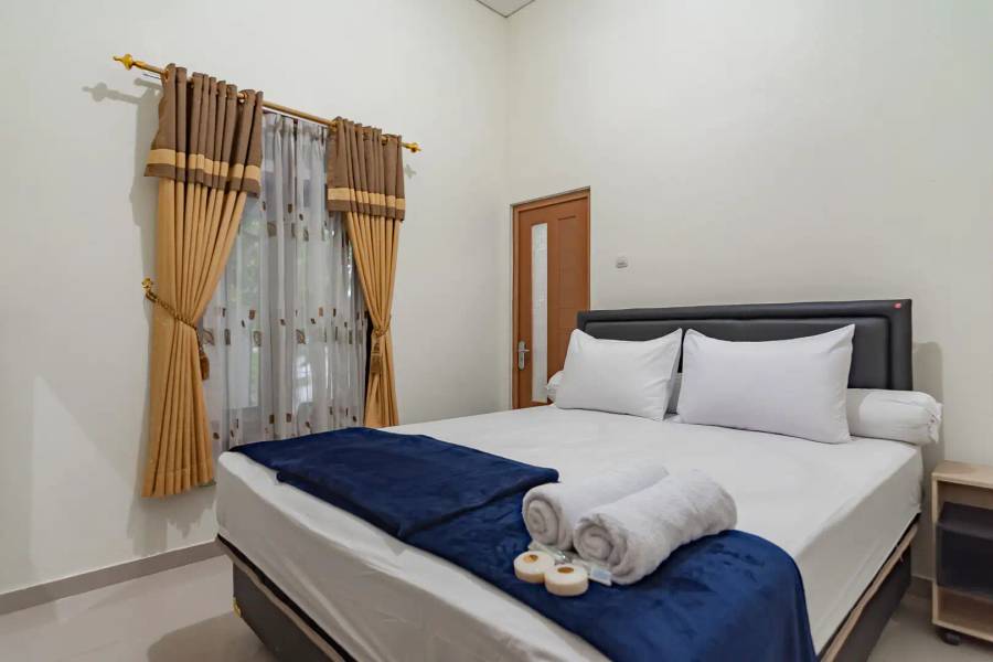 The Lima Guest House Syariah Mitra RedDoorz - Bedroom