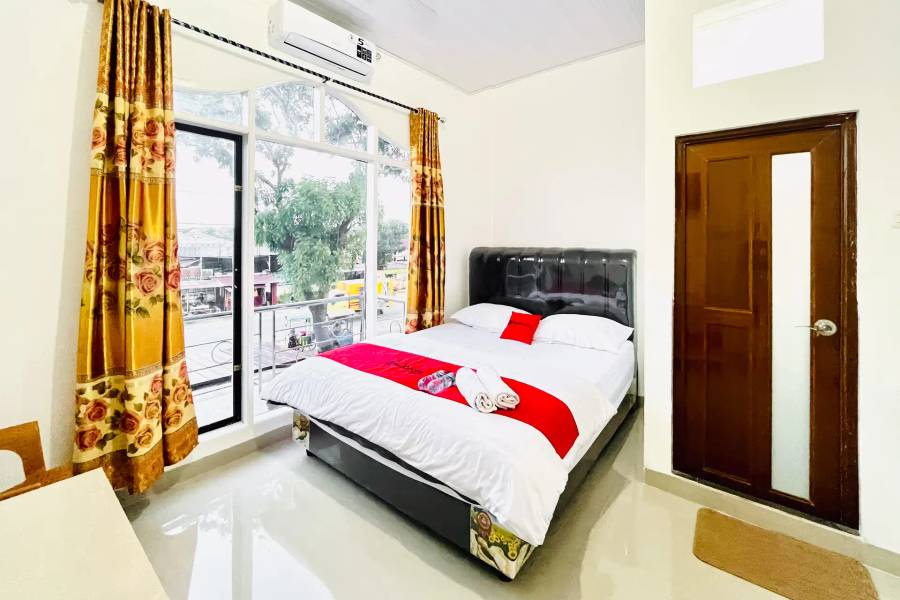 RedDoorz @ Orien Guesthouse Pematang Siantar - Bedroom