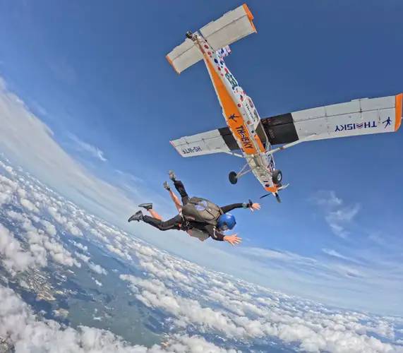  กิจกรรมกระโดดร่ม ศรีราชา