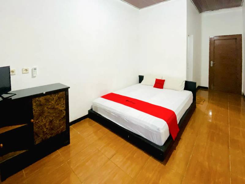 RedDoorz @ Pantai Suwuk Kebumen - Bedroom