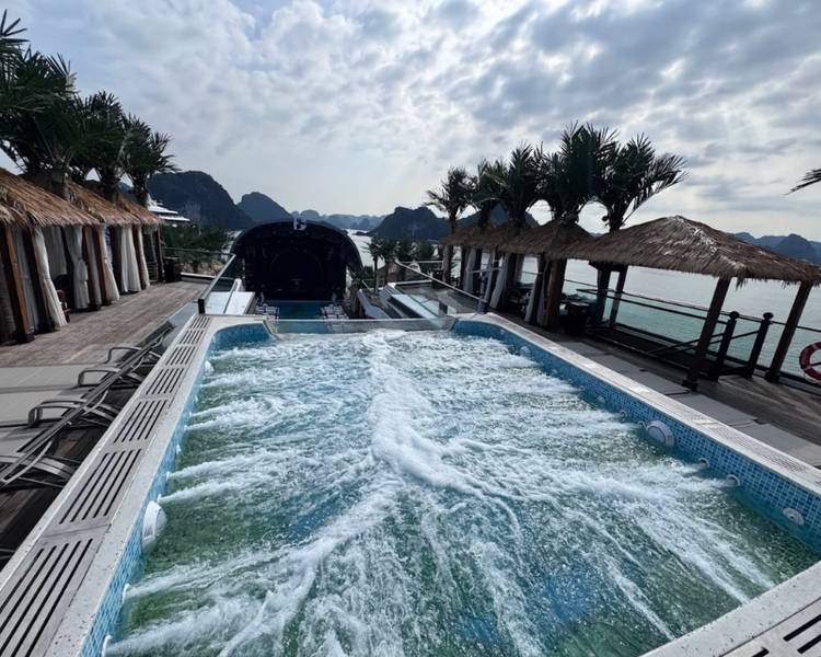 Không gian bể sục Jacuzzi trên du thuyền Dolphin Hạ Long được thiết kế với không gian mở.