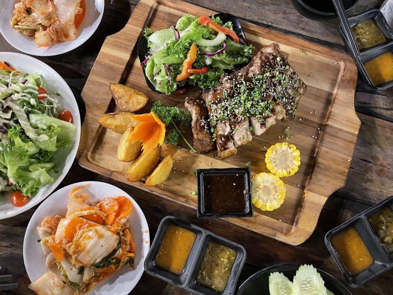 Tiệm gà Túk Túk
 là một trong những quán nướng ngắm hoàng hôn cực đẹp mà bạn không thể bỏ qua khi đi Du lịch Đà Lạt tháng 11 đâu đó!