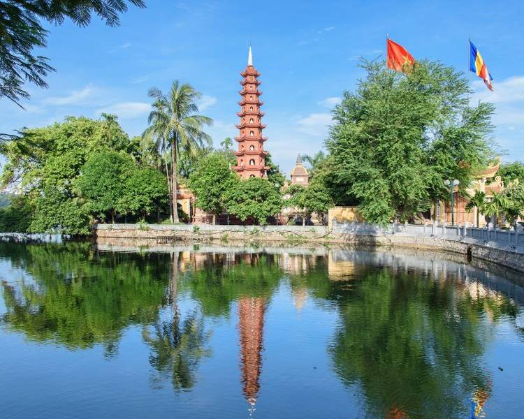  Khi xe buýt 2 tầng Hà Nội lăn bánh qua, bạn sẽ cảm nhận được vẻ đẹp cổ kính của chùa Trấn Quốc.