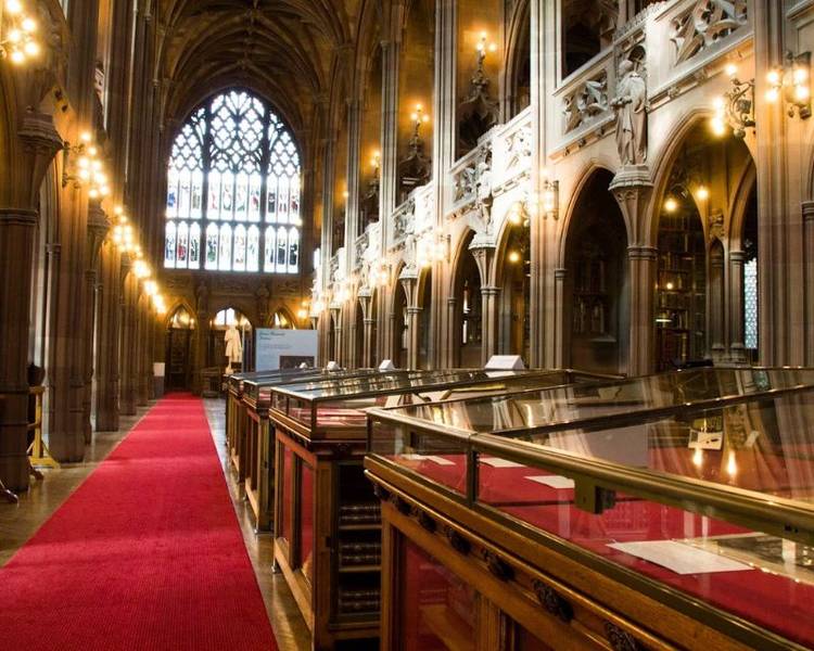 Với kiến trúc Gothic tráng lệ và không gian huyền bí, John Rylands Library mang đến cho du khách cảm giác như lạc vào thế giới phép thuật trong Harry Potter.