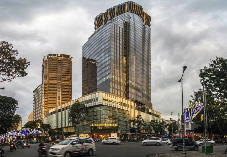 Takashimaya tọa lạc ngay vị trí đắc địa giữa trung tâm thành phố. 