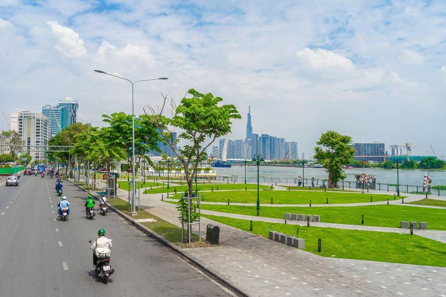 Công viên bờ sông thoáng mát tại Bến Bạch Đằng. 