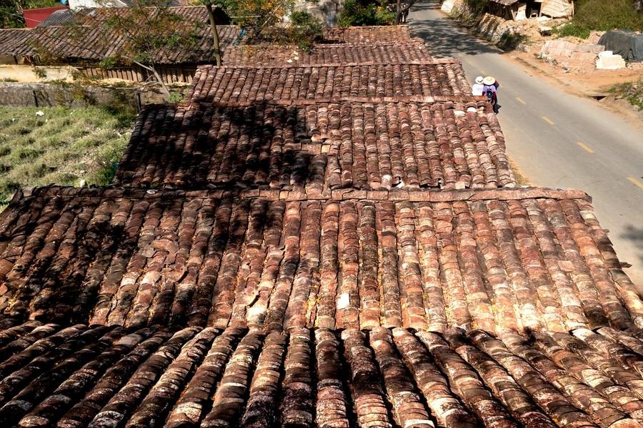 Những ngôi nhà được lợp bằng ngói âm dương, đặc trưng tại làng văn hoá du lịch cộng đồng Quỳnh Sơn. 