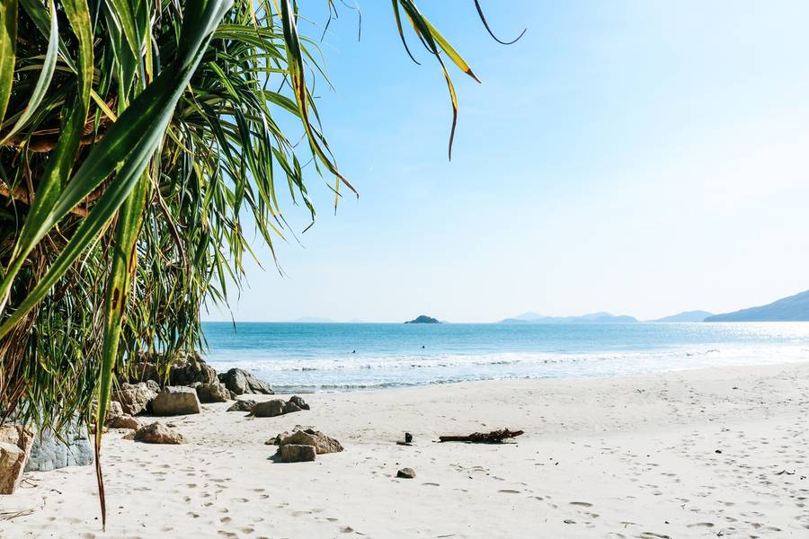 Bãi biển Cheung Sha nổi tiếng với bãi cát trắng trải dài.