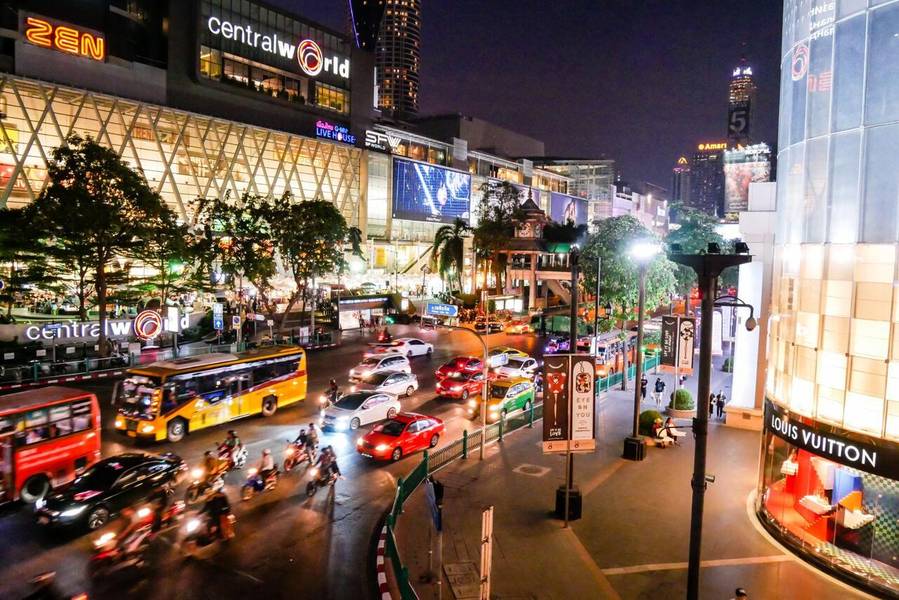 Central World tọa lạc ngay góc ngã tư Ratchaprasong sầm uất.
