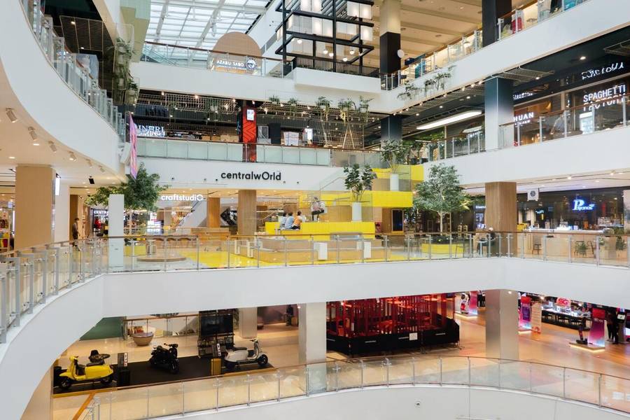 Không gian rộng lớn và hiện đại bên trong Central World. 