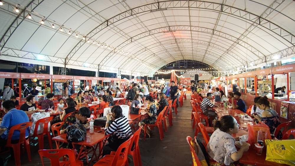 Khu ẩm thực đường phố trước Central World tại trung tâm Bangkok. 