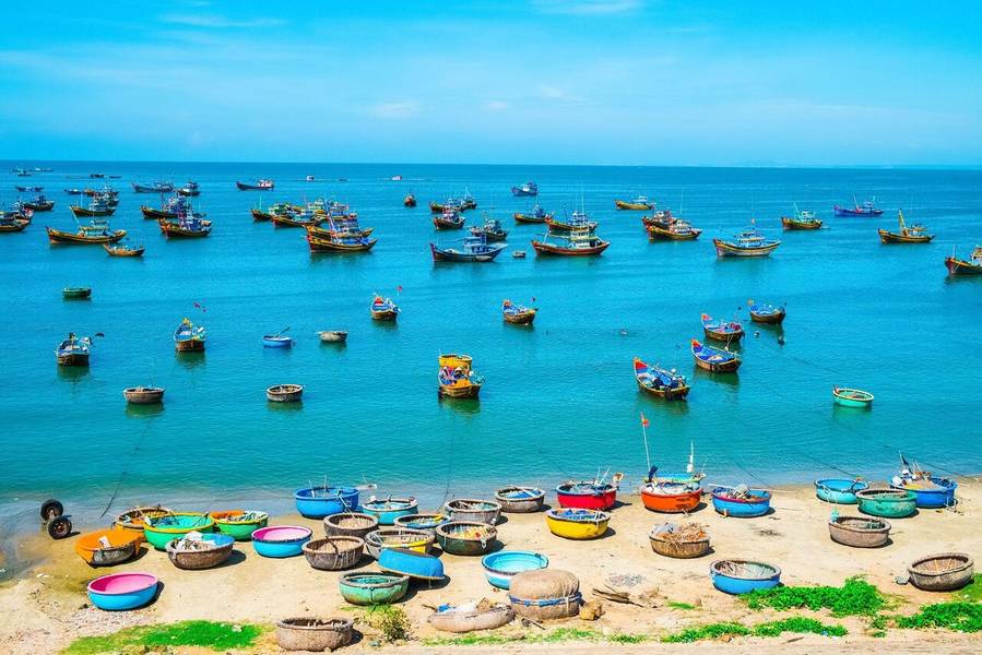 Tour Phan Thiết đưa du khách tới tham quan làng chài Mũi Né. 