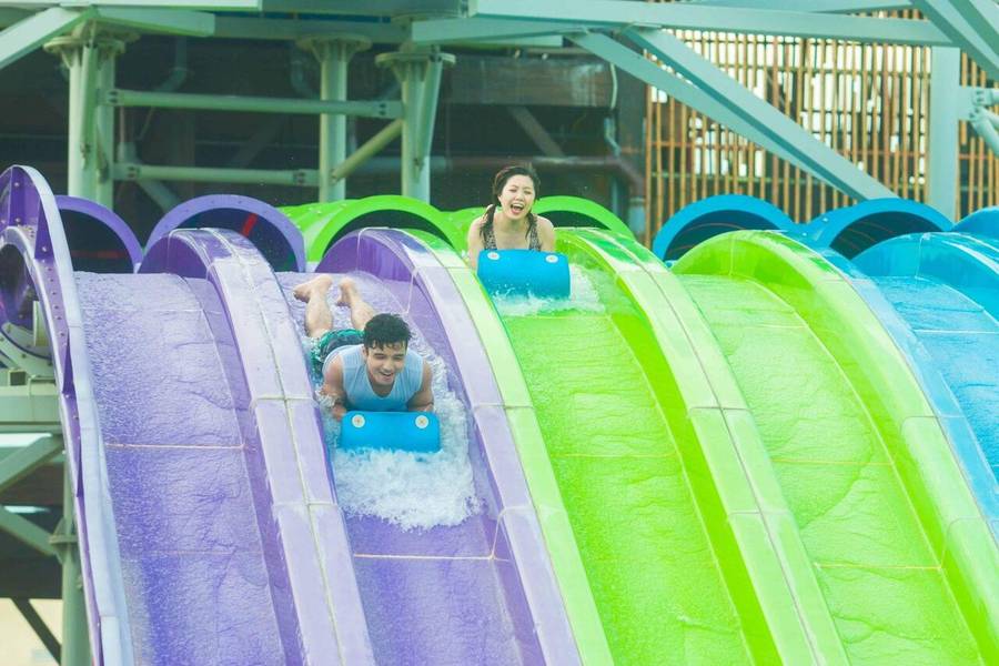 Tia chớp khổng lồ là trò chơi đáng trải nghiệm khi đến công viên nước Hạ Long. 