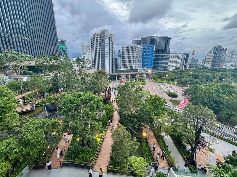 Không gian xanh độc đáo của Dusit Central Park khiến du khách cực kỳ ấn tượng