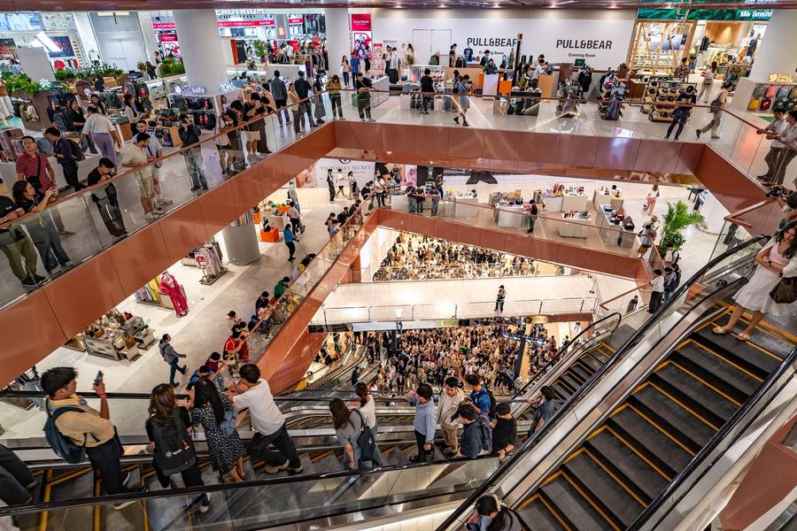 Dusit Central Park thu hút đông đảo du khách đến tham quan và mua sắm.