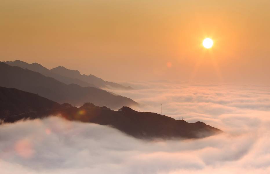 Du khách có cơ hội ngắm bình minh và săn mây từ đỉnh Phu Sa Phìn.