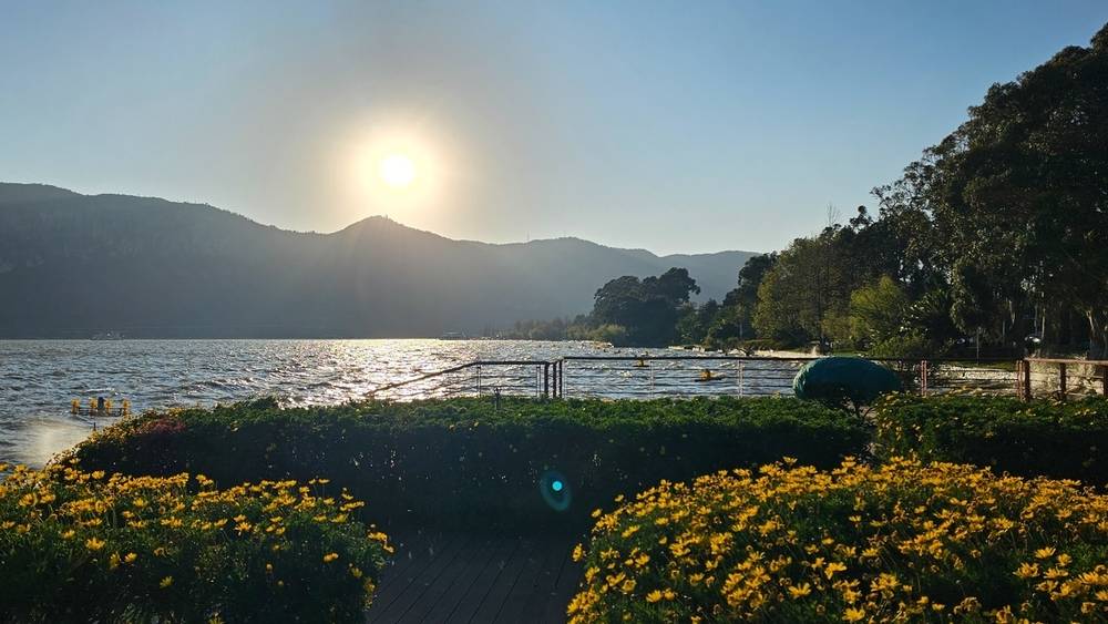 Hồ Điền Trì rực rỡ dưới ánh nắng vàng giữa bầu trời Vân Nam. 