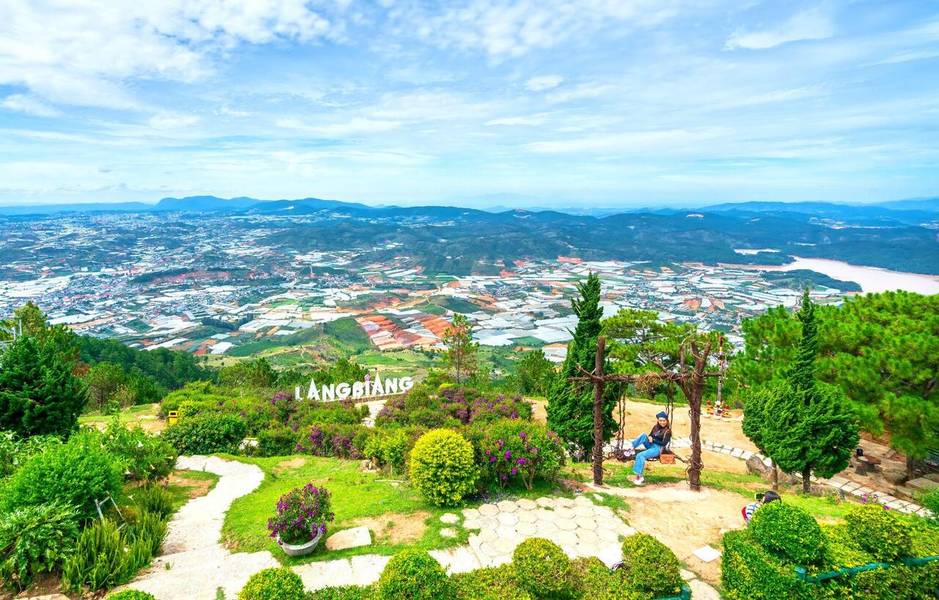 Toàn cảnh núi Langbiang nhìn từ trên cao. 