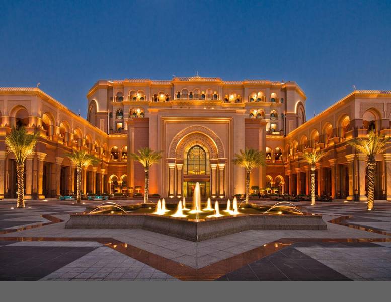 Emirates Palace tỏa sáng rực rỡ về đêm.