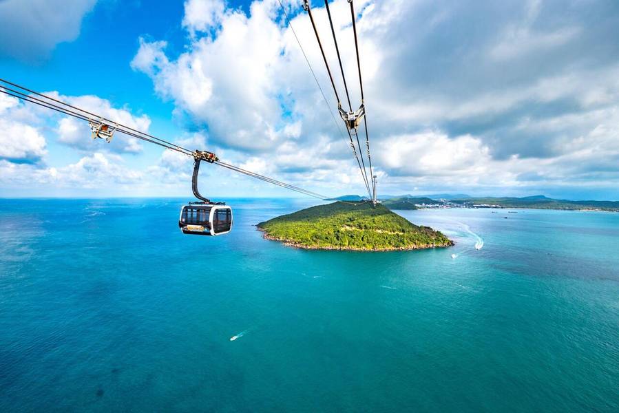 Du khách được trải nghiệm tuyến cáp treo dài nhất thế giới khi tham gia tour.