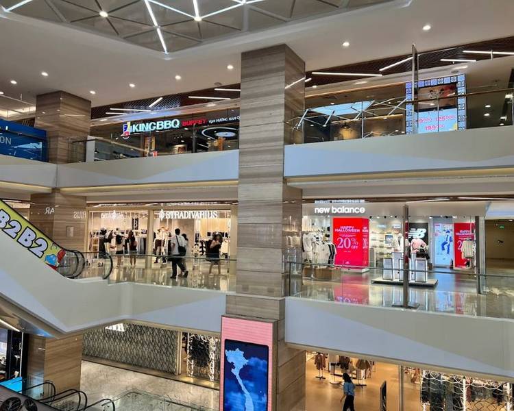 Vincom Center Đồng Khởi là địa điểm mua sắm hàng đầu của nhiều du khách bên cạnh AEON Mall Bình Tân.