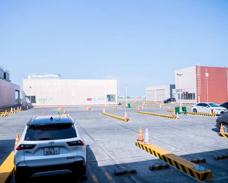 Bãi đỗ xe trên tầng thượng tại AEON Mall Tân Phú.