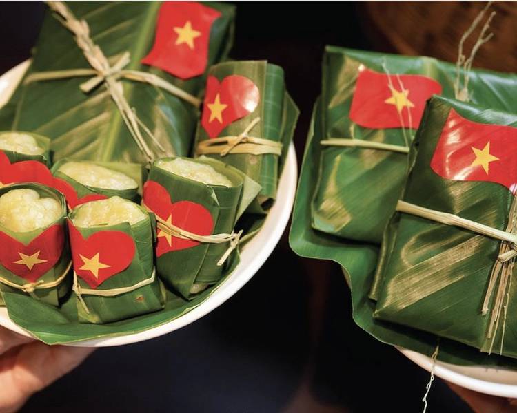 Du khách được trải nghiệm làm bánh Phu Thê - một trong những đặc sản nổi tiếng nhất vùng Kinh Bắc.