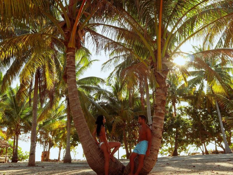 Du khách tận hưởng kỳ nghỉ tại đảo Onok. 