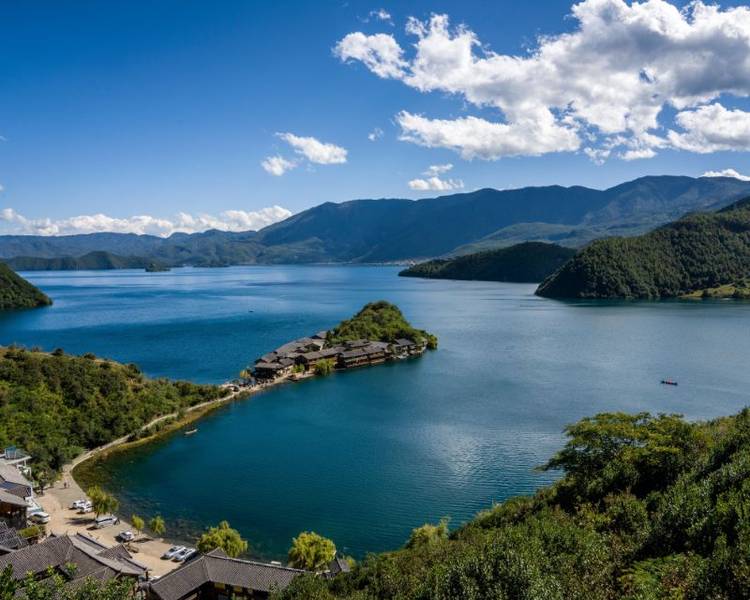 Hồ Lugu ở Lệ Giang Trung Quốc nổi tiếng phong cảnh thơ mộng.