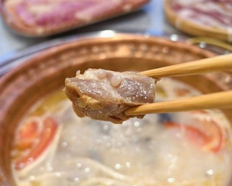 Lẩu sườn heo muối là một món ăn biểu tượng của Lệ Giang Trung Quốc.