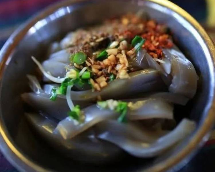 Thạch đậu gà là món ăn vặt vô cùng nổi tiếng ở Lệ Giang Trung Quốc.