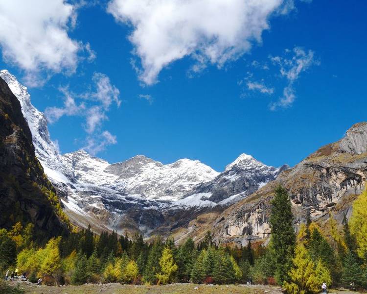 Núi Tứ Cô Nương được mệnh danh là “dãy Alps của Trung Quốc” bởi vẻ đẹp hùng vĩ và tráng lệ của nó.